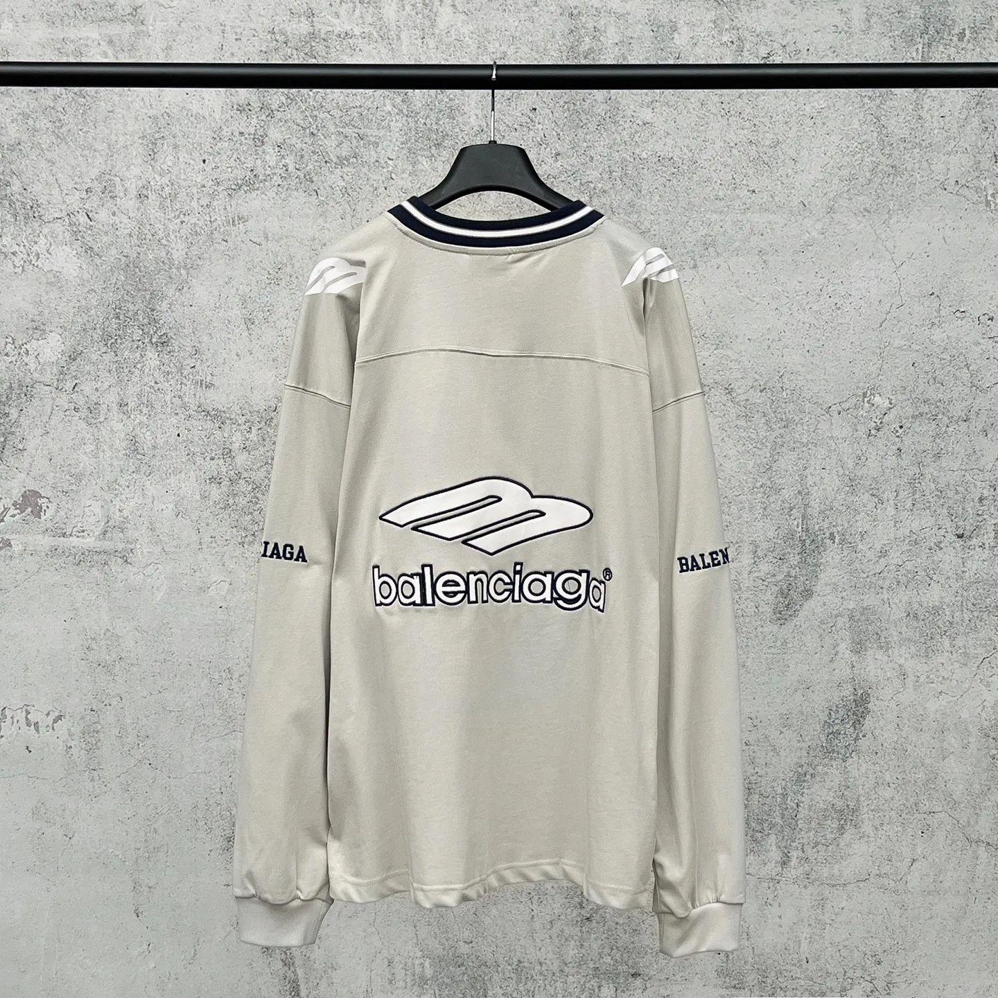 💰P135 【 . Quality】BALENCI*GA/ FOo TBALLSeries 。 3B V T 。 ， ， 。 SS 26 New Arrival。 ， 。 。 Authentic ， 。 。 260 ， . ， 。 。 ， 。 ， ， 。 。 。 OS . Same Style ：BL 265098 ：Black，Blue， Size：XS S M L